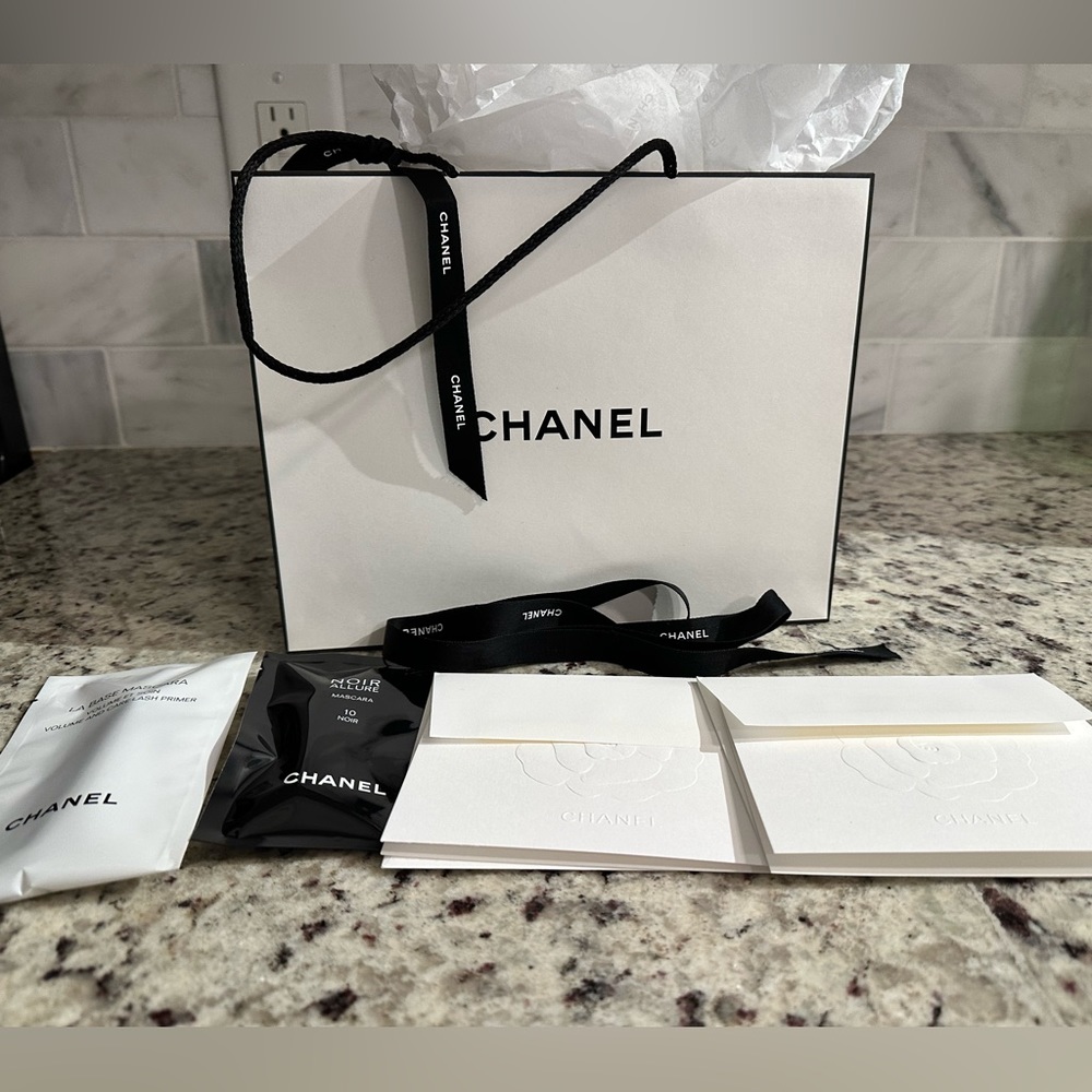 Chanel gift bag/ shopping bag set with ribbon